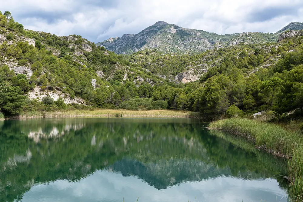 Lago en sierra de Tejeda, Alhama y almijara en Malaga