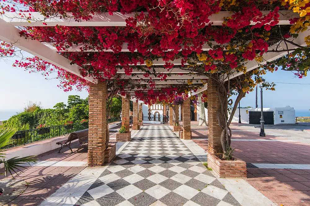 Flores en las calles de Maro en Nerja Málaga